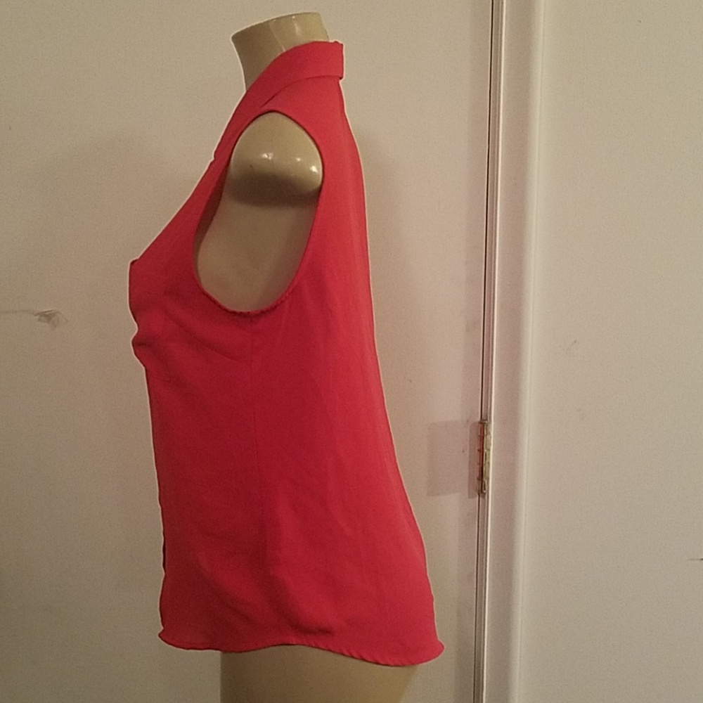 RED SLEEVELESS TOP - Picture 2 of 8